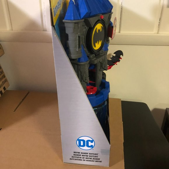 Imaginext DC Super Friends Batman Toy, Wayne Manor Batcave Playset with Batman - Picture 4 of 5